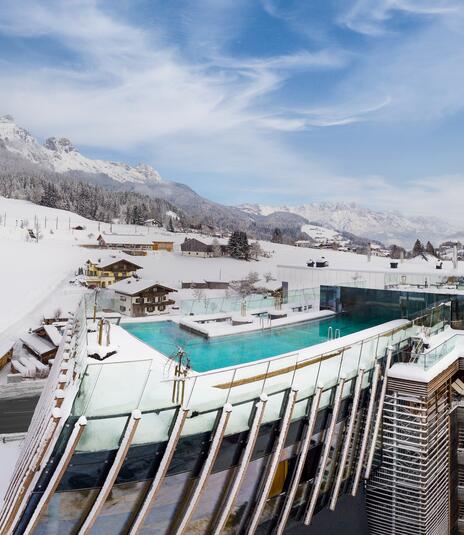 Luftaufnahme des Hotels im Winter