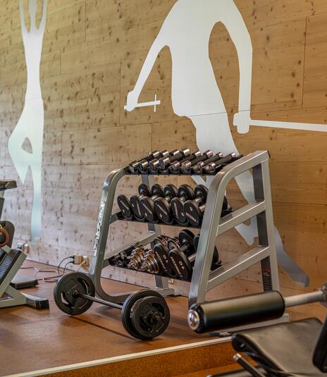 Trainingsgeräte im Fitnessraum