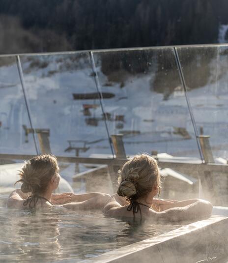 Zwei Frauen im Infinity Pool im Winter