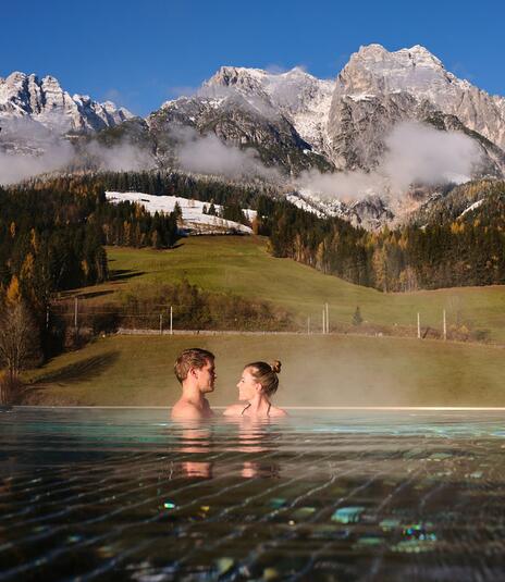 Pärchen im Infinity Pool