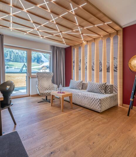 großes Hotelzimmer mit Bergblick