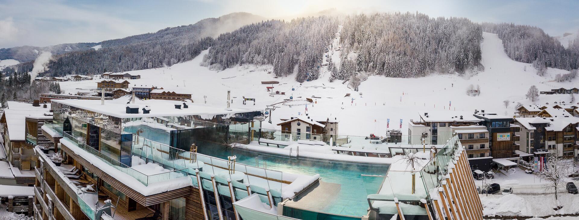 Hotel mit Infinity Pool im Winter