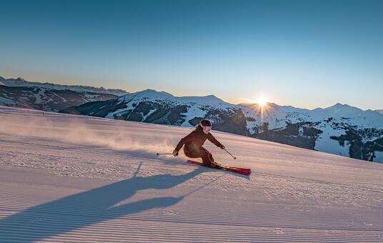 Skifahren bei Sonnenaufgang Leogang