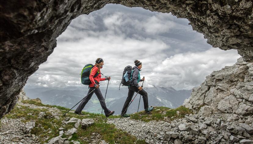 Freundinnen beim Wandern in Leogang