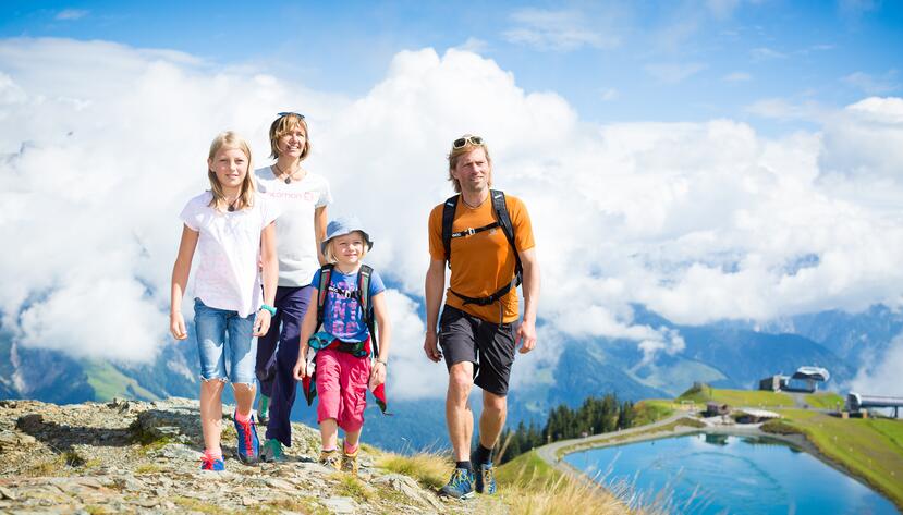 Familie beim Wandern in Leogang